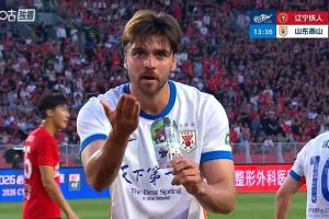 泰山客场1-0领先！前场配合后谢文能下底助攻，泽卡包抄卧射破门-l0