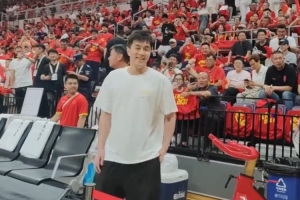 火爆现场支持！郭艾伦来到现场观战中国男篮大战日本男篮直播入口_火爆现场支持！郭艾伦来到现场观战中国男篮大战日本男篮直播入口在线观看_免费看直播