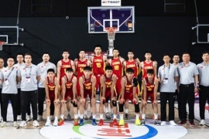 最新媒体人:国青多数球员比vs手小一岁成绩值得鼓励  篮板&三分是短板直播_最新媒体人:国青多数球员比vs手小一岁成绩值得鼓励  篮板&三分是短板直播在线观看_免费看直播
